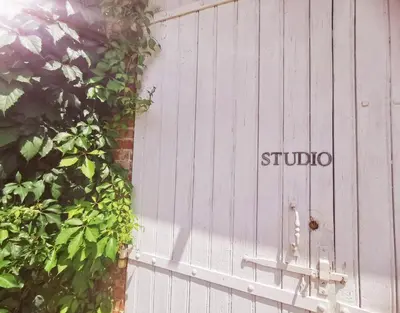 a metal door with the word studio written on it at Chambre de charme in Cavanac