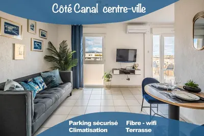 a living room with a couch and a table at Appartement 