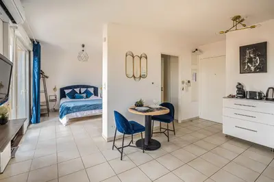 a bedroom with a bed and a table and chairs at Appartement 