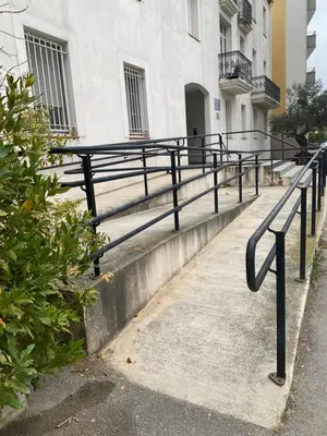 a black bench in front of a building at Appartement 