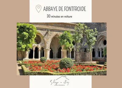 a picture of a garden with flowers in front of a building at Le Canal - Appartement avec vue 4 personnes in La Redorte