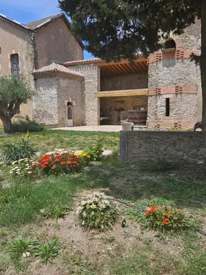 a house with a yard with flowers in front of it at Domaine VILLECARLA Gîte 1, Canal du Midi Carcassonne in Villedubert