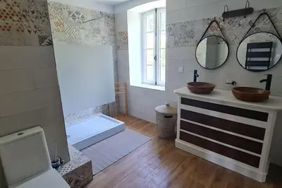 a bathroom with two sinks and a tub and a mirror at Domaine VILLECARLA Gîte 1, Canal du Midi Carcassonne in Villedubert