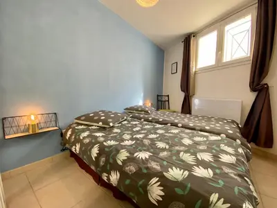 a bedroom with a bed and a window at Gite Thym spa au coeur d'une oliveraie des Corbières in Saint-Jean-de-Barrou