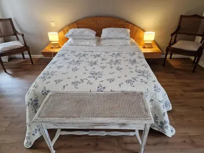 a bed in a room with two chairs and two lamps at Le Grand Cerf - 4 Couchages in Nalzen