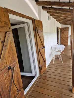 a room with a wooden door and a table at Le Grand Cerf - 4 Couchages in Nalzen