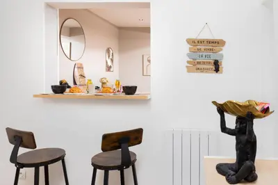 a room with two chairs and a shelf with books at Le Limouxin jungle Wifi, petit balcon *Oc Keys in Limoux