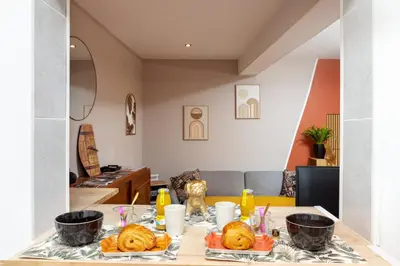 a table with bread on it in a living room at Le Limouxin jungle Wifi, petit balcon *Oc Keys in Limoux