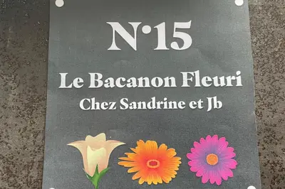 a sign with flowers on top of it at Studio pour 2 personnes proche Canal du Midi - Ventenac en Minervois in Ventenac en Minervois