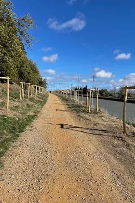 a dirt road next to a fence next to a river at Studio pour 2 personnes proche Canal du Midi - Ventenac en Minervois in Ventenac en Minervois
