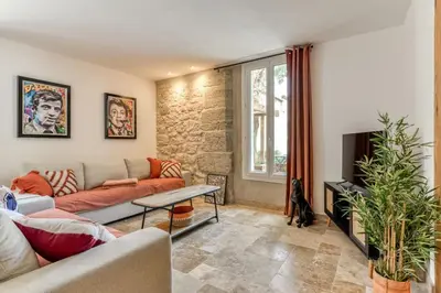a living room with a couch and a tv at Villa Terracotta - 8 Personnes - Proche de la mer in Peyriac-de-Mer