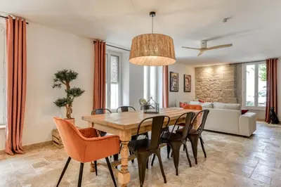 a dining room with a table and chairs at Villa Terracotta - 8 Personnes - Proche de la mer in Peyriac-de-Mer