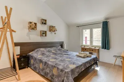 a bedroom with a bed and a window at Villa Terracotta - 8 Personnes - Proche de la mer in Peyriac-de-Mer