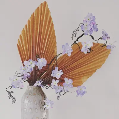 a vase with purple flowers and an umbrella at Loft & spa d'Autan in Villefranche-de-Lauragais