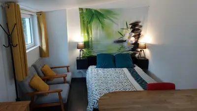 a bedroom with a bed and a painting on the wall at Le bon coin jardin acces autonomie parking privé in Castres