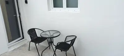 a table and four chairs next to a wall at Le bon coin jardin acces autonomie parking privé in Castres