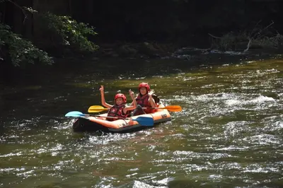 two people in a raft on a river at CAMPING MUNICIPAL LA SAPINETTE in Quillan