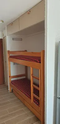 a bunk bed in a small room with at Studio Gruissan Vue Port in Gruissan