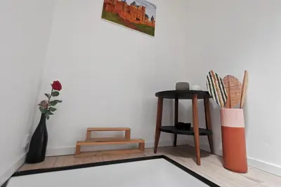 a corner of a room with vases and a table at Les remparts de Caroline, au pied de La Cité. in Carcassonne