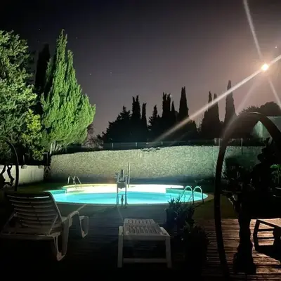 Haut de maison et piscine dans un domaine viticole