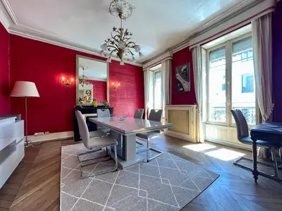 a dining room with red walls and a table and chairs at Le Balcon de Gambetta ※ in Carcassonne