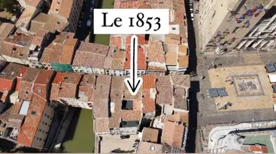 an overhead view of a city with a sign that reads le at Maison d’hôtes Le 1853 in Narbonne