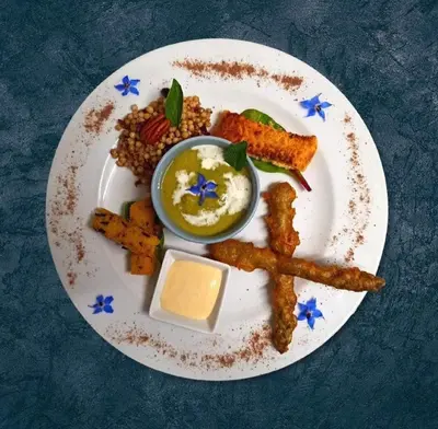 a plate of food with fish sticks and dip at LE DINANGA in Léran