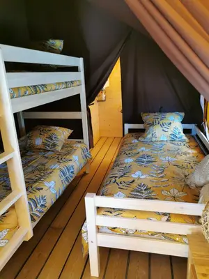 a bedroom with two bunk beds in a tent at Le lodge cocooning in Ansignan