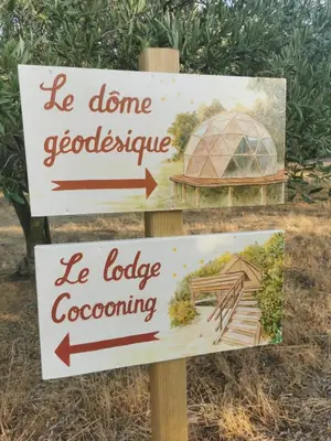 a sign that says be done geocaching and a dome geocaching at Le dôme géodésique in Ansignan