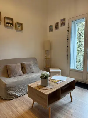 a room with a wooden shelf with a potted plant at Maison cosy rénovée, proche de Carcassonne in Villarzel-Cabardès