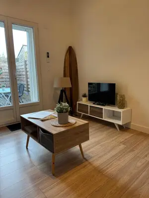 a living room with a coffee table and a tv at Maison cosy rénovée, proche de Carcassonne in Villarzel-Cabardès