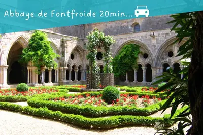 a garden in the courtyard of a building at Duplex calme & fonctionnel - Centre Narbonne - Idéal déplacements pro in Narbonne