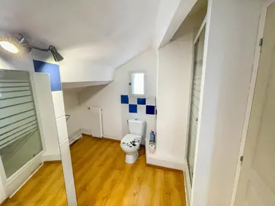 a bathroom with a toilet and blue and white tiles at Duplex calme & fonctionnel - Centre Narbonne - Idéal déplacements pro in Narbonne