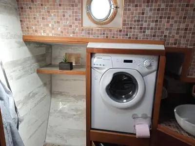 a washing machine in a bathroom with a sink at Bateau de pirates in Gruissan