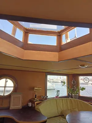 a room with a ceiling with skylights at Bateau de pirates in Gruissan