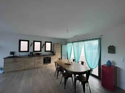 a dining room with a table and chairs in a room at Tierra Del Viento - Villa Proche de la Mer in Peyriac-de-Mer
