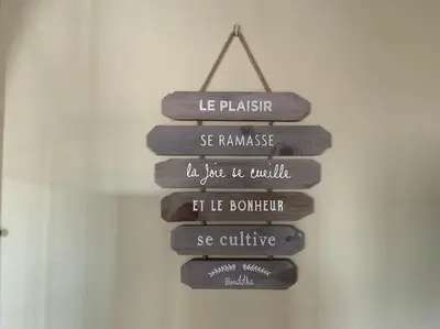 a wooden sign hanging on a wall at Villa Reine du Sud proche des Grands Buffets in Narbonne