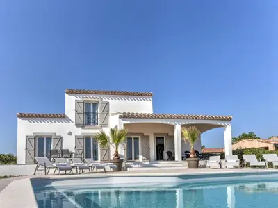 a villa with a swimming pool and a house at Luna in Aigne