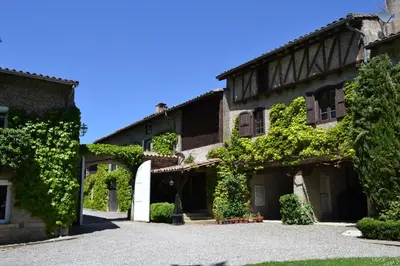 an old building with ivy growing on it at Chambres d'Hôtes Domaine du Hameau Baylesse in Saint-Jean-dʼAigues-Vives