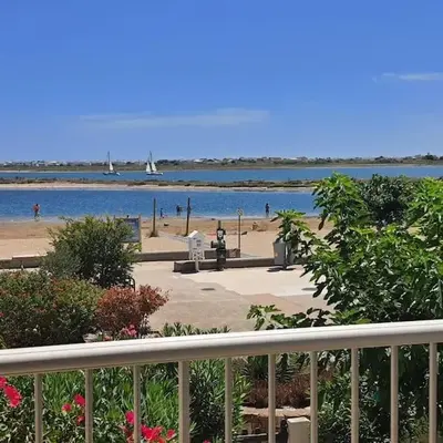 Au bord de la plage du Grazel