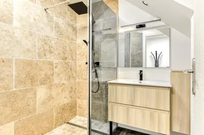 a bathroom with a shower and a sink at Côté Palais avec Climatisation - Fibre & Netflix - Spacieux en rez-de-chaussée in Carcassonne