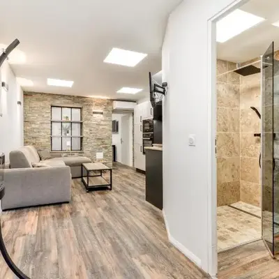 Côté Palais avec Climatisation - Fibre & Netflix - Spacieux en rez-de-chaussée