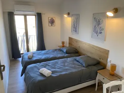 two beds in a room with a window at Maison indépendante, canal du Midi, Piscine in Homps