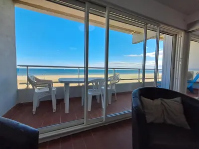 a dining room with a table and chairs and the ocean at Le Front de mer - vue imprenable in Port-la-Nouvelle