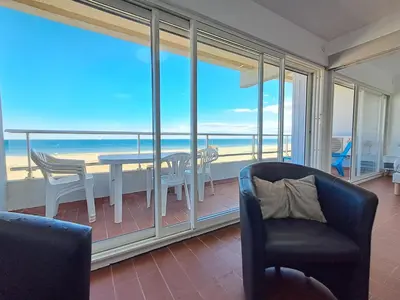 a dining room with a view of the ocean at Le Front de mer - vue imprenable in Port-la-Nouvelle