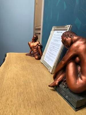 a couple of statues sitting on top of a table at Pax et Amor Chambres d'hôtes de charme - Charming B&B in Mazerolles-du-Razès