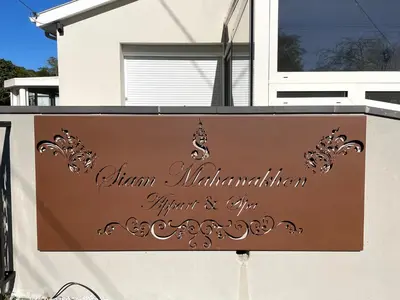 a sign for a restaurant in front of a building at Siam Mahanakhon Appart & Spa in Rieux-de-Pelleport