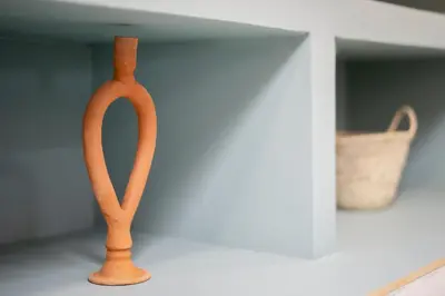 a wooden vase sitting on top of a shelf at Charmant studio plein centre des couverts, calme et climatisé in Mirepoix