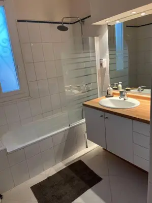a bathroom with a sink and a shower at Appartement 2 chambres narbonne in Narbonne