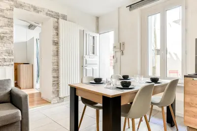 a kitchen and dining room with a table and chairs at Le Nid - tout à pied - Wifi in Carcassonne